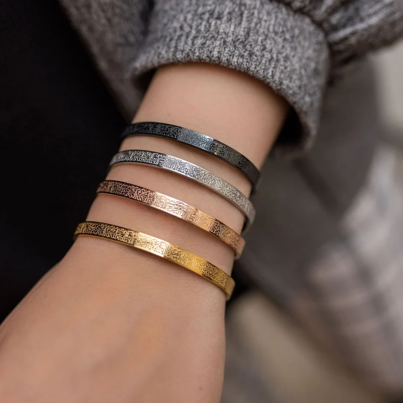 Bracelet Ayatul Kursi | Acier inoxydable de haute qualité avec finition en or, or rose ou argent | Design protecteur et détaillé | Convient aux peaux sensibles | Étanche et hypoallergénique | Emballage cadeau inclus