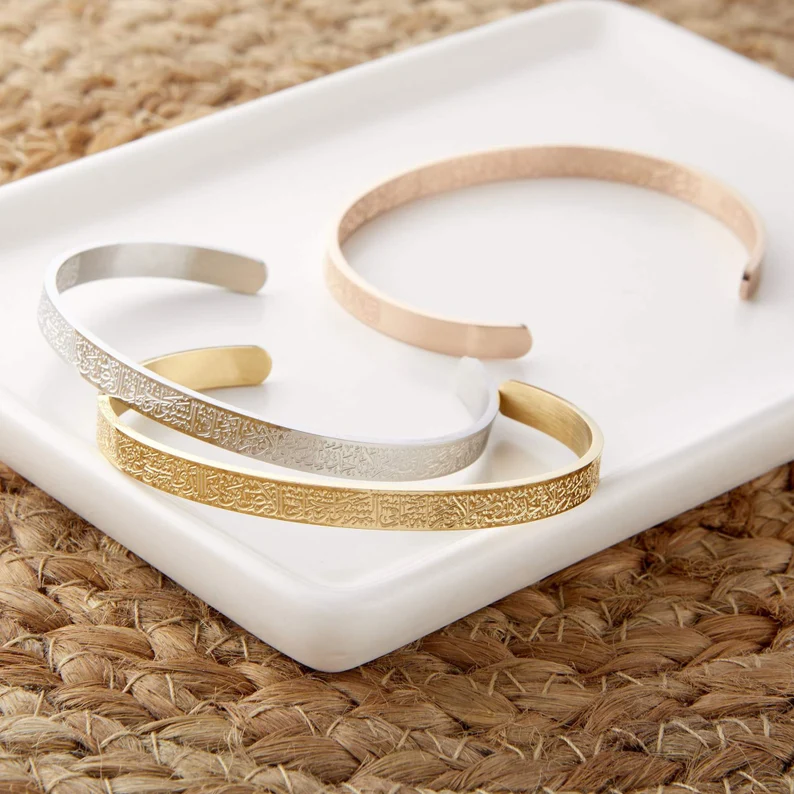 Bracelet Ayatul Kursi | Acier inoxydable de haute qualité avec finition en or, or rose ou argent | Design protecteur et détaillé | Convient aux peaux sensibles | Étanche et hypoallergénique | Emballage cadeau inclus