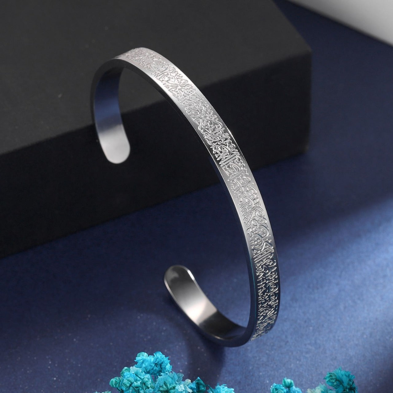Bracelet Ayatul Kursi | Acier inoxydable de haute qualité avec finition en or, or rose ou argent | Design protecteur et détaillé | Convient aux peaux sensibles | Étanche et hypoallergénique | Emballage cadeau inclus
