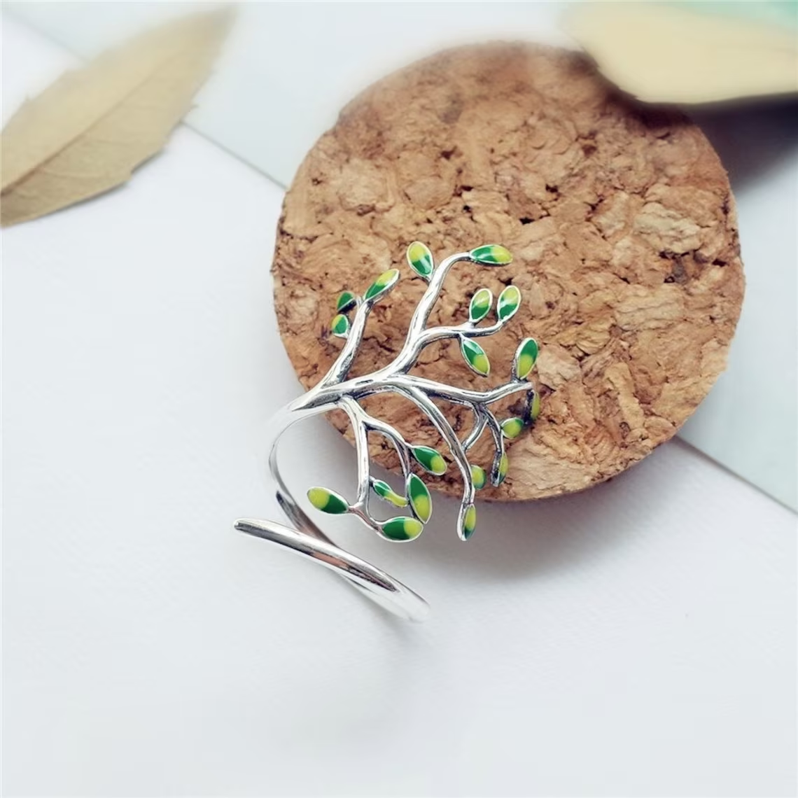 Bague en argent ajustable avec des feuilles vertes