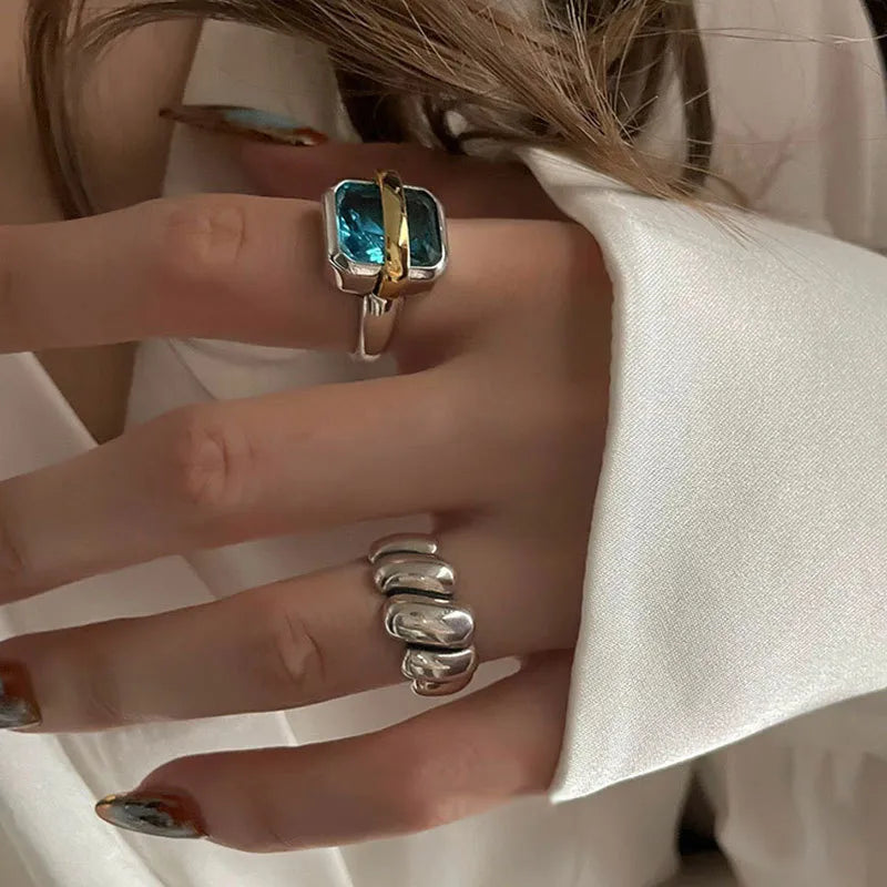 Bague en argent avec zircon bleu