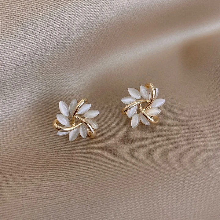 Boucles d'oreilles avec des pétales d'opale élégants et raffinés