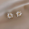 Boucles d'oreilles avec des pétales d'opale élégants et raffinés
