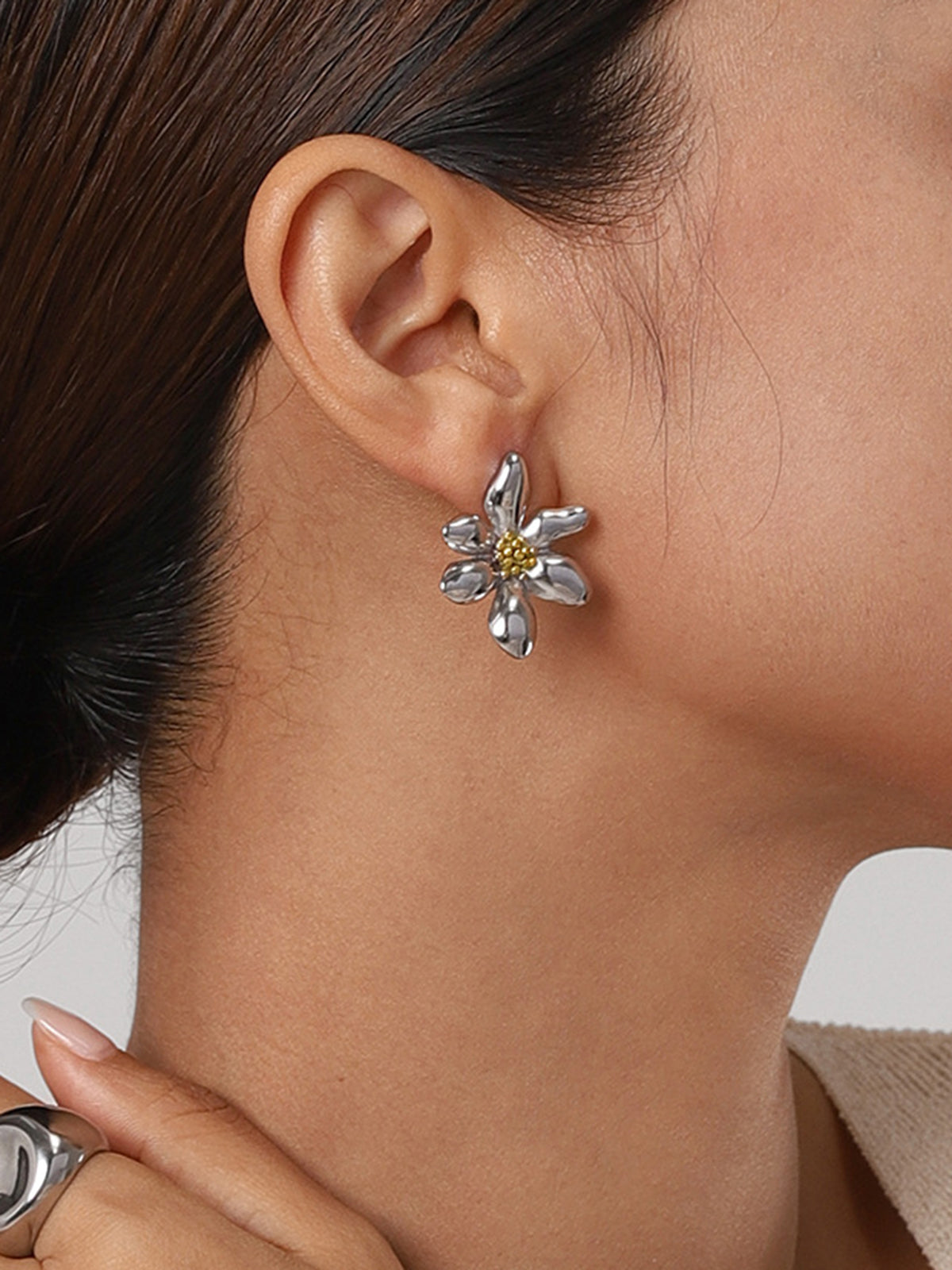 Boucles d'oreilles fleuries élégantes – Florina