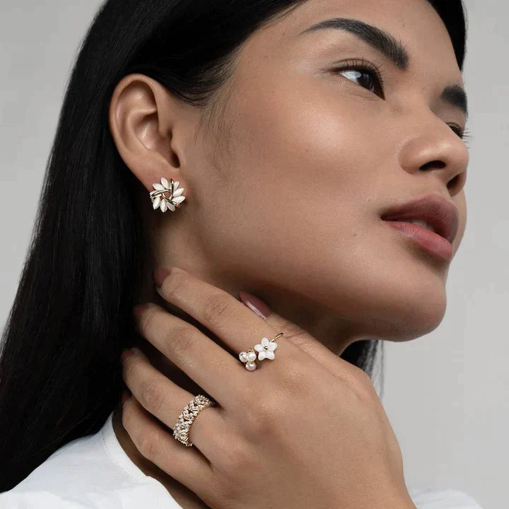 Boucles d'oreilles avec des pétales d'opale élégants et raffinés