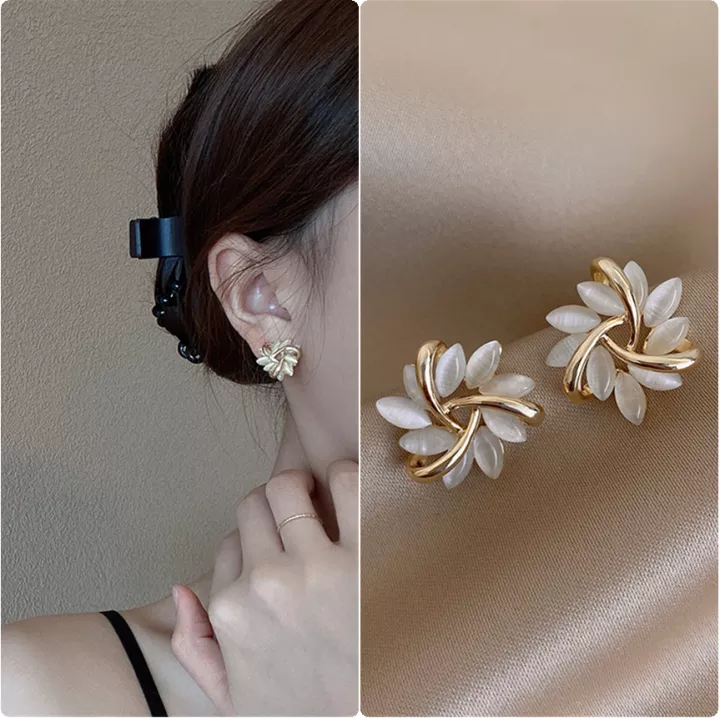 Boucles d'oreilles avec des pétales d'opale élégants et raffinés