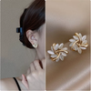 Boucles d'oreilles avec des pétales d'opale élégants et raffinés