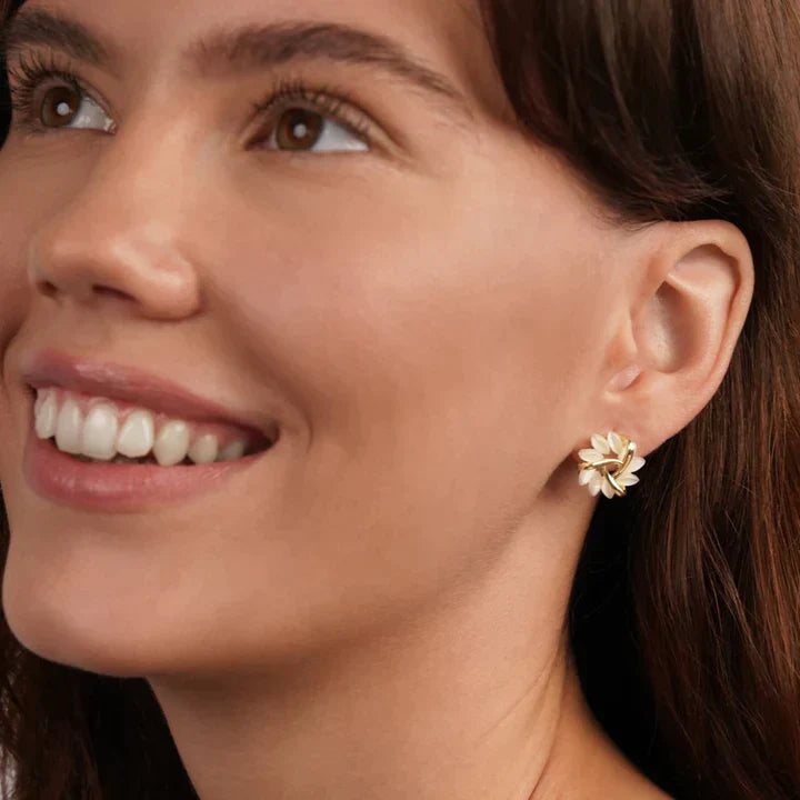 Boucles d'oreilles avec des pétales d'opale élégants et raffinés
