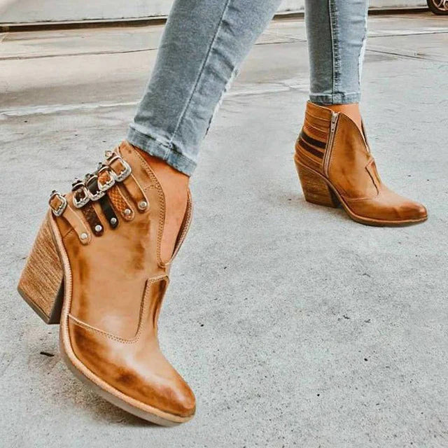 Bottines à Talons avec Découpe en V et Détail de Boucle – Léa