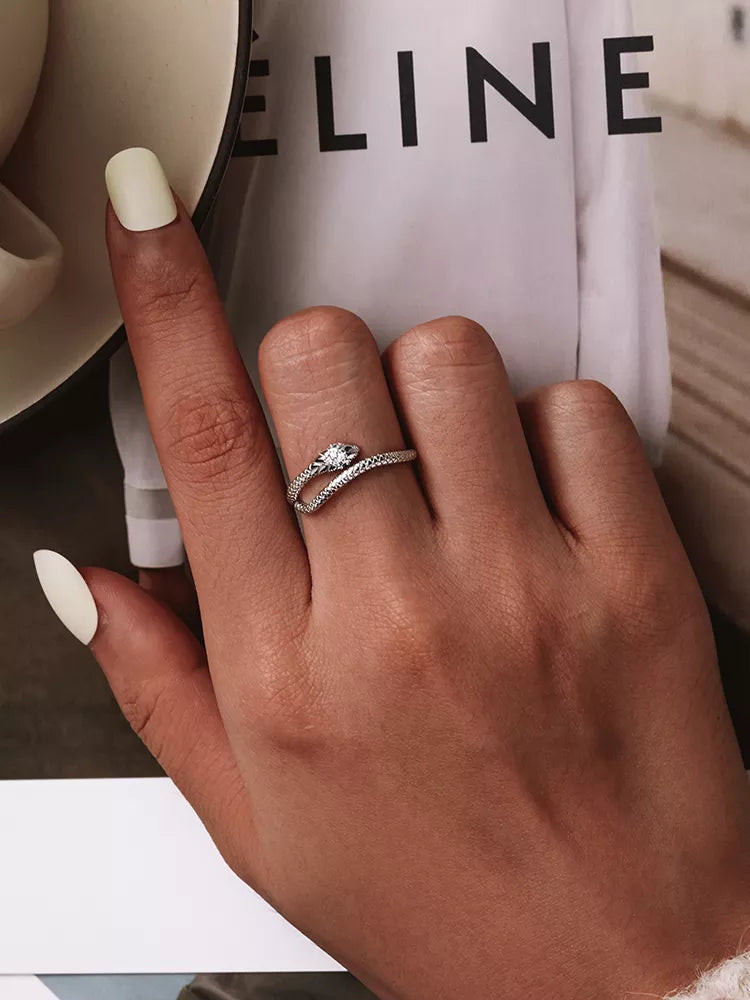 Bague en reptile en platine argenté