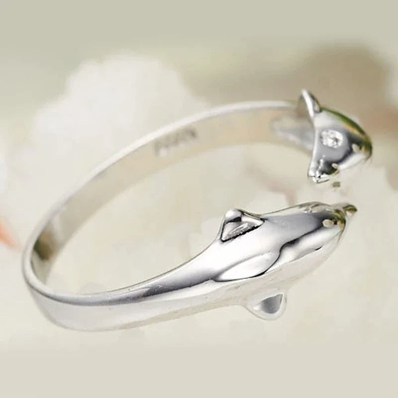 Bague en argent avec deux dauphins