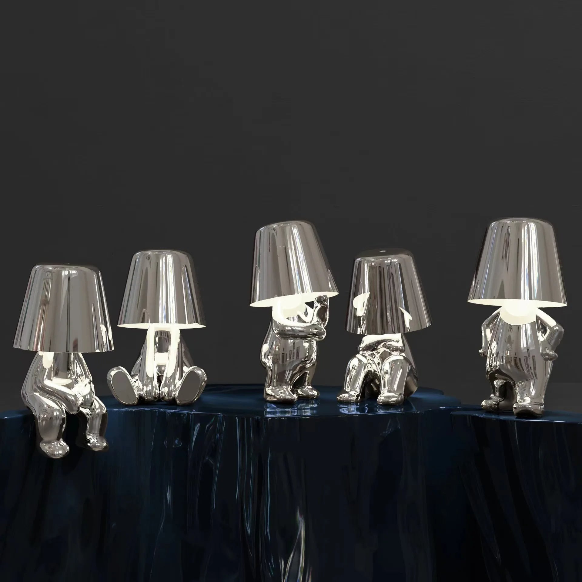 LuxeLoom Lampe de table Thinking Man Little Golden Man | Veilleuse rechargeable & Ornement décoratif d'inspiration italienne pour la décoration de la chambre à coucher
