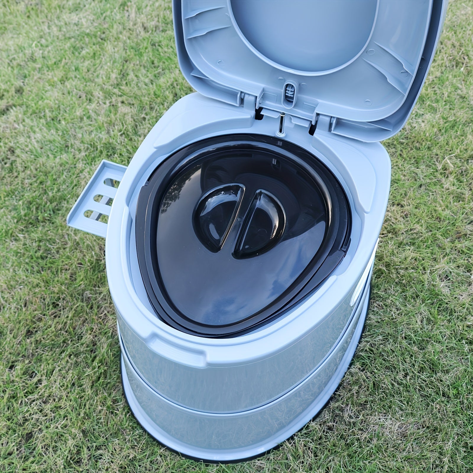Toilette Portable Grise en PVC - Confortable et Pratique pour le Camping et les Situations d'Urgence