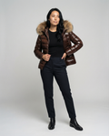 Veste d'hiver féminine avec capuche amovible et col en fourrure élégante