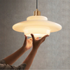 Suspension en Verre Blanc Laiton | Design Mid-Century Moderne | Variétés de Diamètre | Longueur de Suspension Réglable | Verre et Laiton | Convient pour 110V-120V | Élément Élégant pour Intérieur