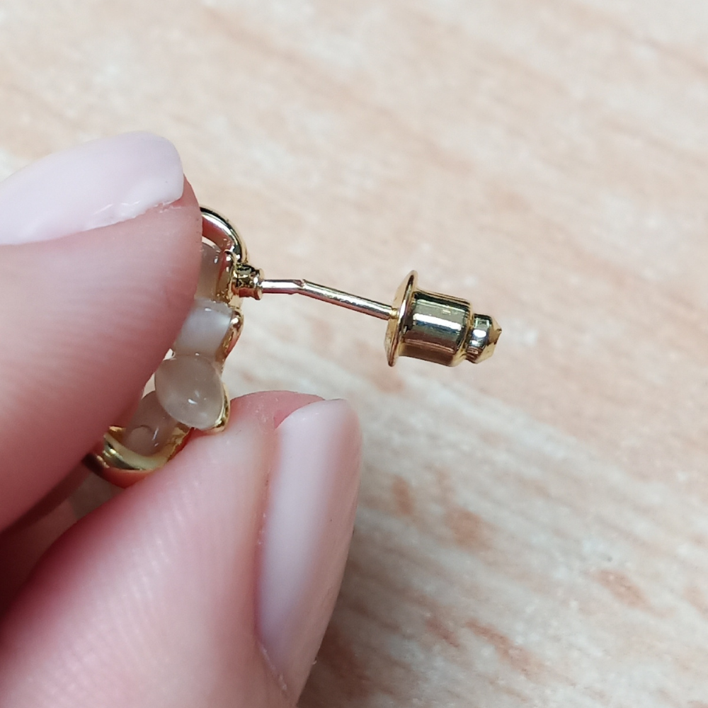 Boucles d'oreilles avec des pétales d'opale élégants et raffinés