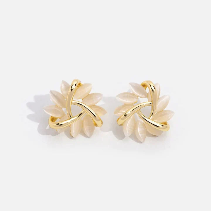Boucles d'oreilles avec des pétales d'opale élégants et raffinés