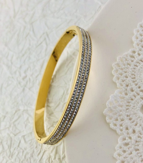 Bracelet avec incrustation de zircon