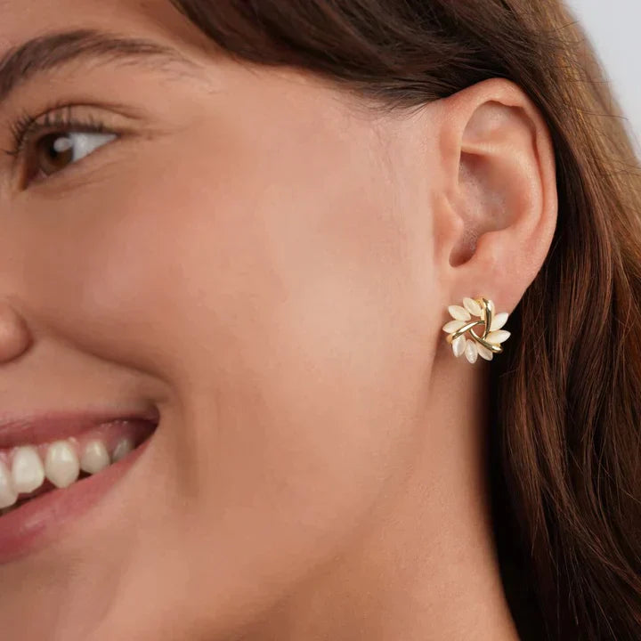 Boucles d'oreilles avec des pétales d'opale élégants et raffinés
