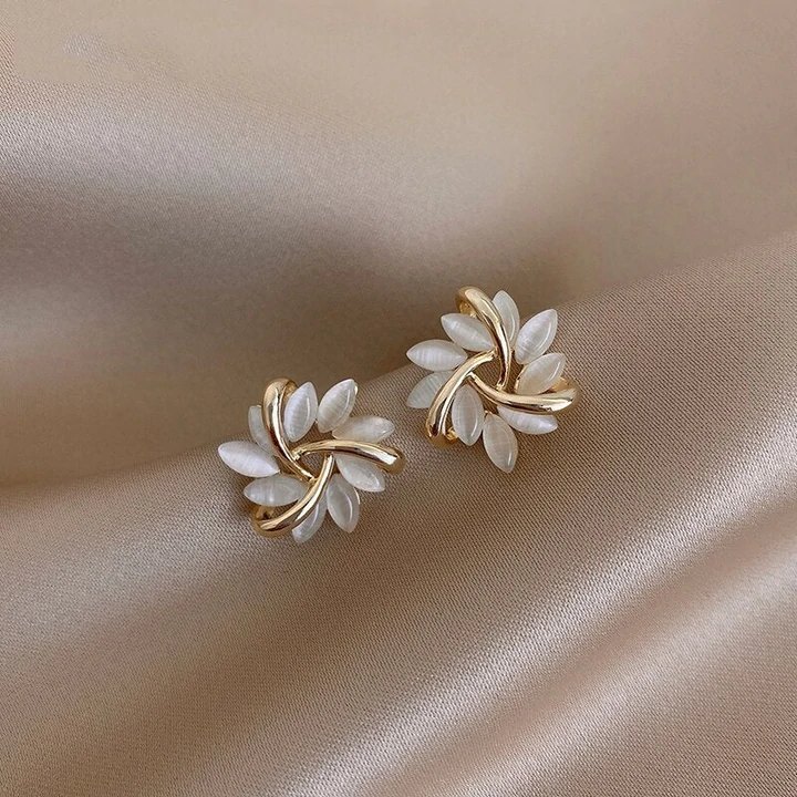 Boucles d'oreilles avec des pétales d'opale élégants et raffinés
