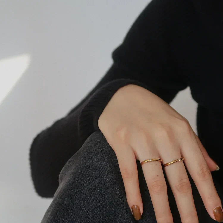 Bague en zirconium minimaliste – Leona