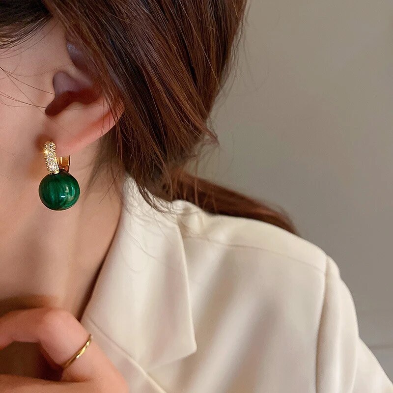 Boucles d'oreilles de luxe élégantes avec perles vertes