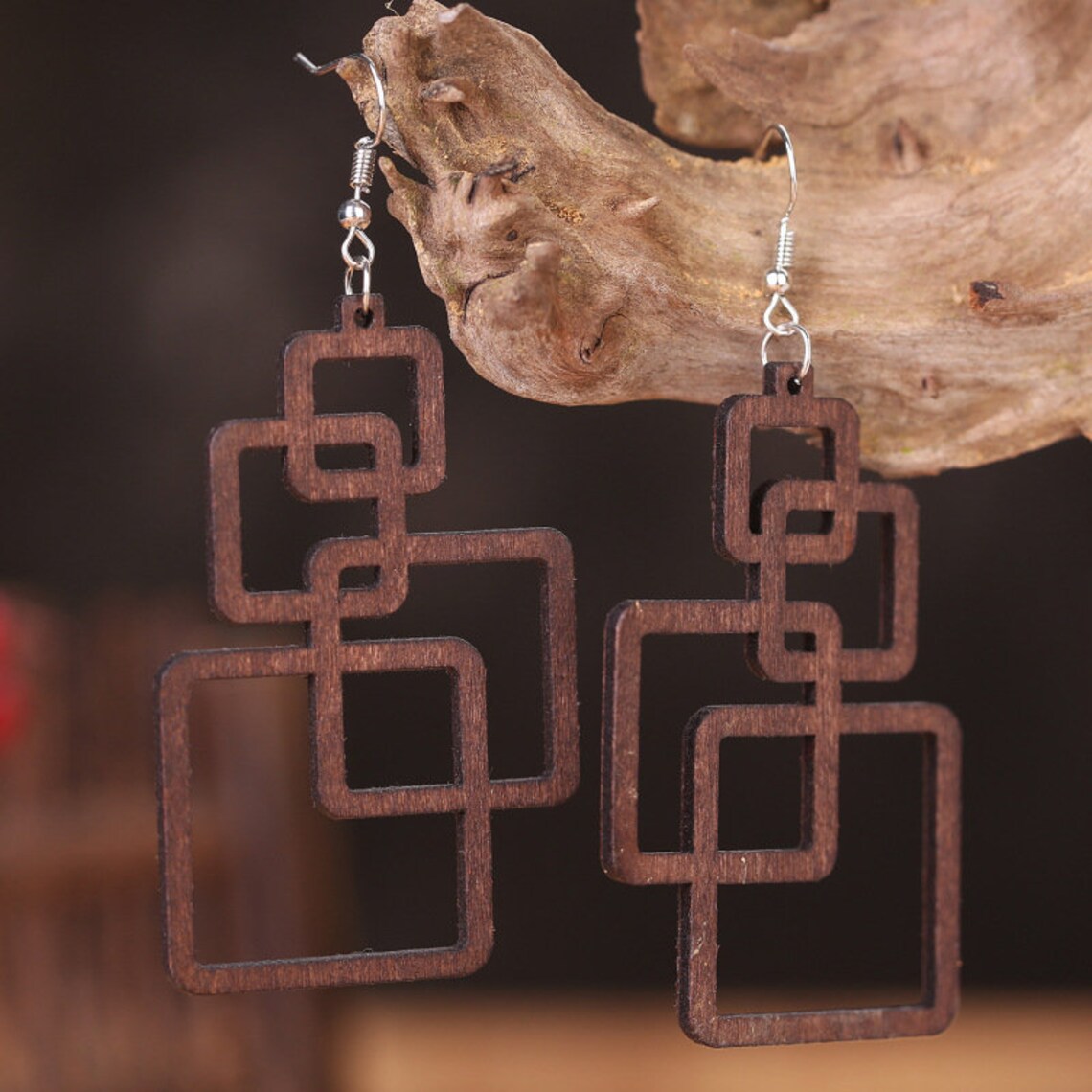 Boucles d'oreilles en bois en forme de goutte carrée