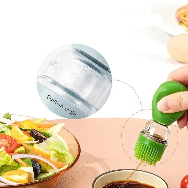 Bouteille en silicone avec tête de brosse - OilBuddy