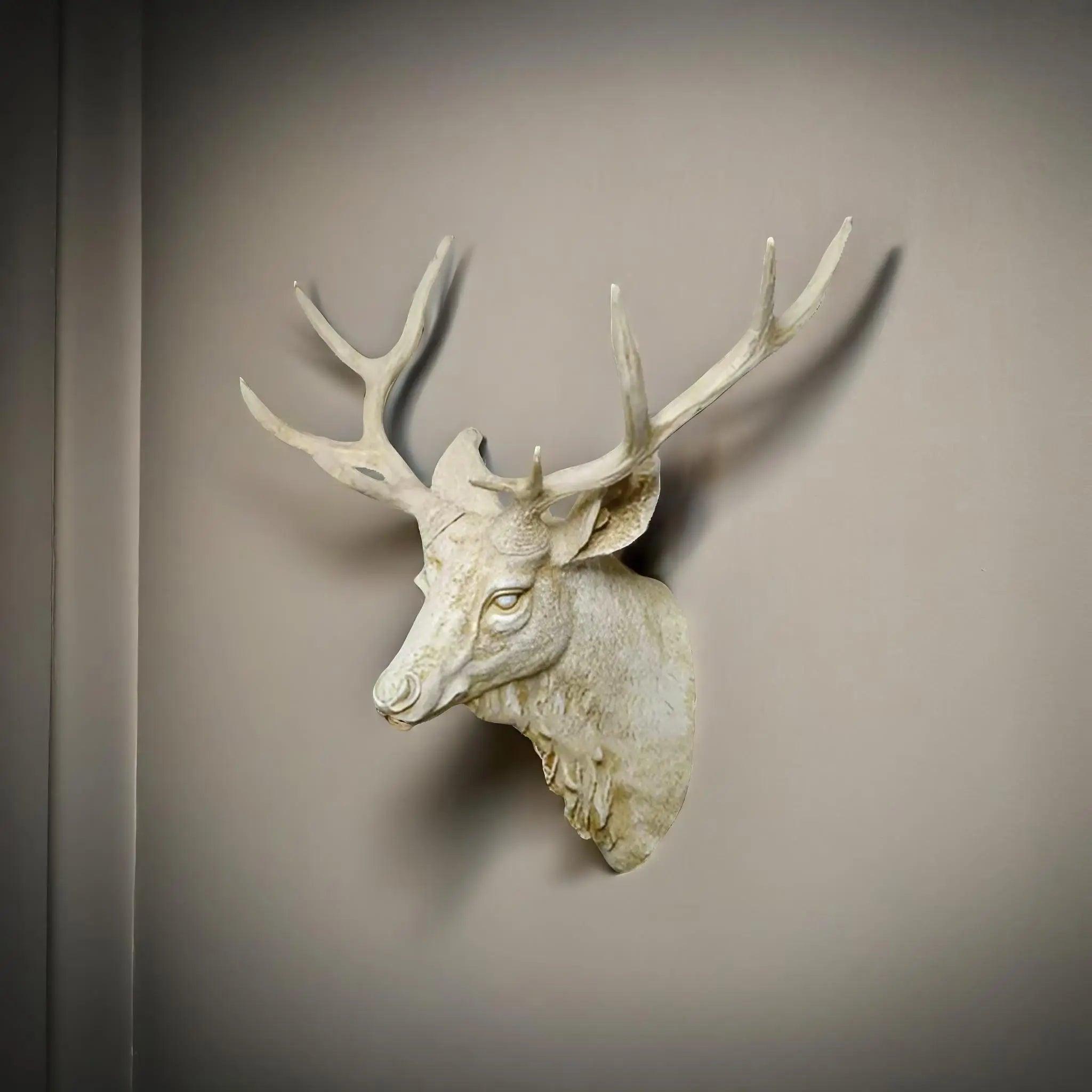 MysticHorn™ | Décor mural tête de cerf majestueux | Design de bois de cerf rustique pour la décoration de maison de chalet et de lodge