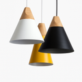 Suspension LED en bois et aluminium en forme de cône