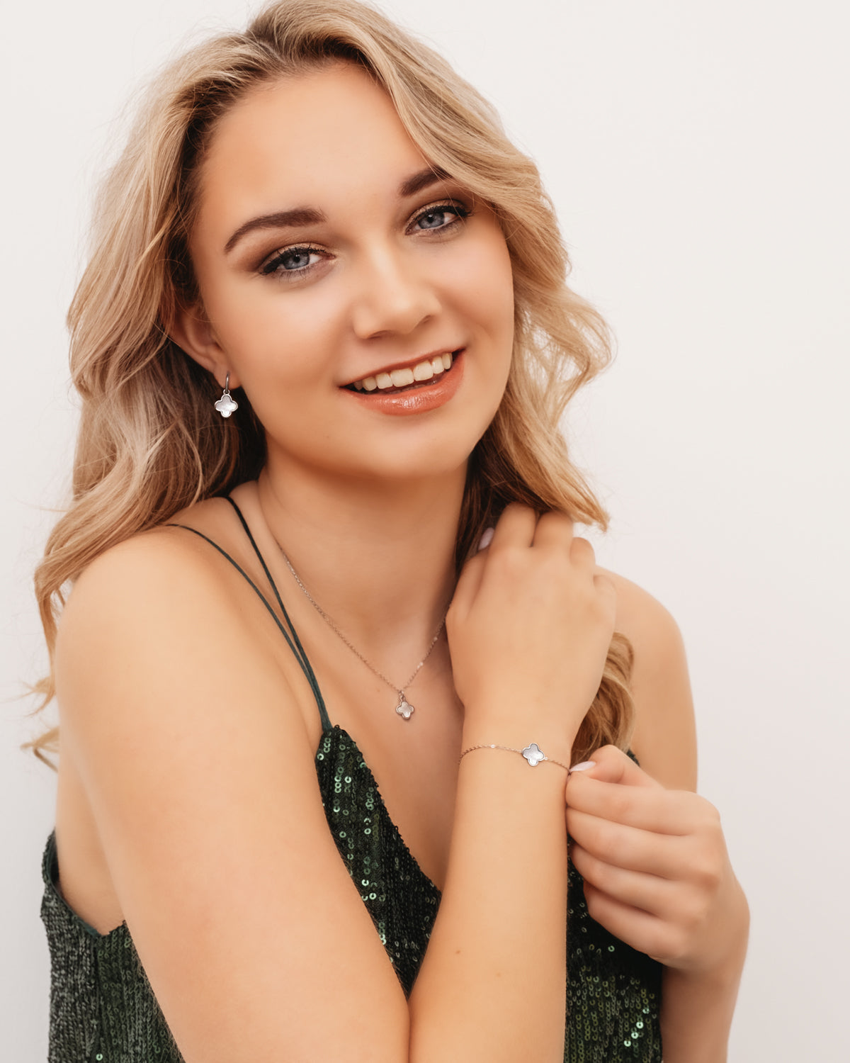 Boucles d'oreilles pendantes en forme de trèfle Deluxe